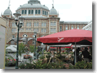 Terras uitkijkend op het Kurhausplein in Scheveningen